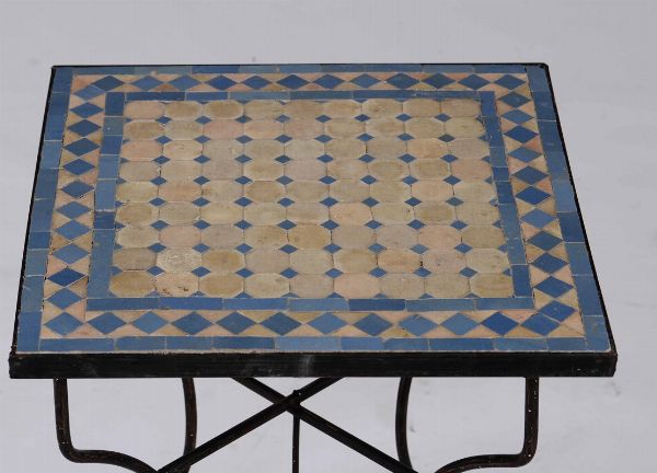Piccolo tavolino con base in ferro e piano in terracotta  - Asta Antiquariato | Asta a Tempo - Associazione Nazionale - Case d'Asta italiane