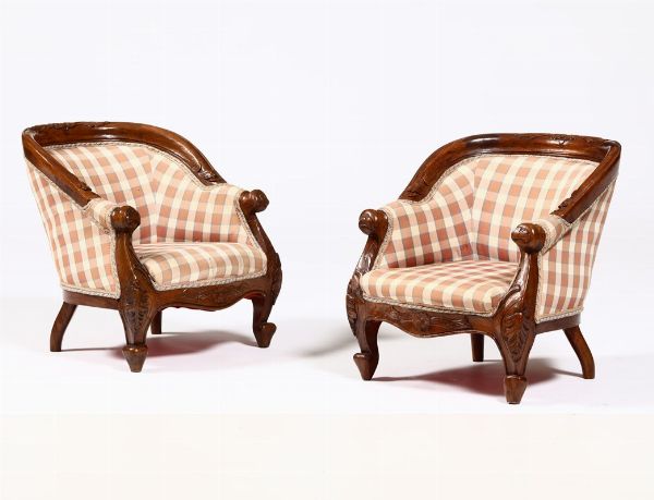 Modellini di coppia poltrone in legno di noce intagliato, XIX secolo  - Asta Antiquariato | Asta a Tempo - Associazione Nazionale - Case d'Asta italiane