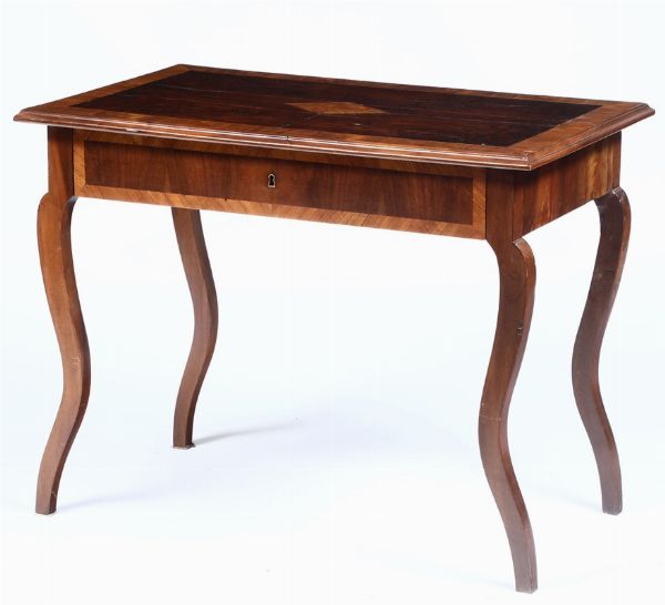 Tavolino in legno impiallacciato ed intarsiato, XIX-XX secolo  - Asta Antiquariato | Asta a Tempo - Associazione Nazionale - Case d'Asta italiane