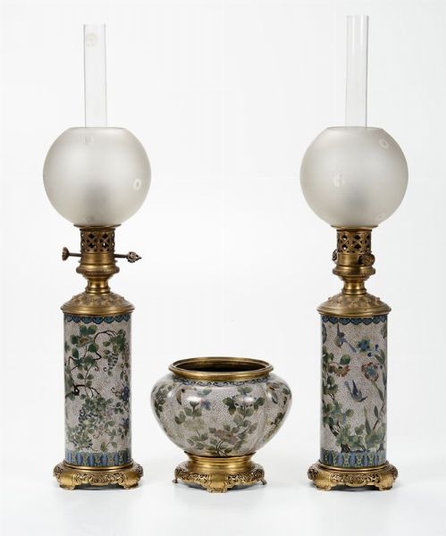 Trittico composto da due lampade a petrolio e vasetto, XIX secolo  - Asta Antiquariato | Asta a Tempo - Associazione Nazionale - Case d'Asta italiane