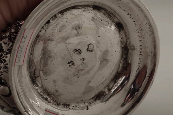Brocca globulare in argento sbalzato e cesellato. Londra 1750, argentiere Thomas Cooke II & Richard Gurney  - Asta Argenti da Collezione - Associazione Nazionale - Case d'Asta italiane
