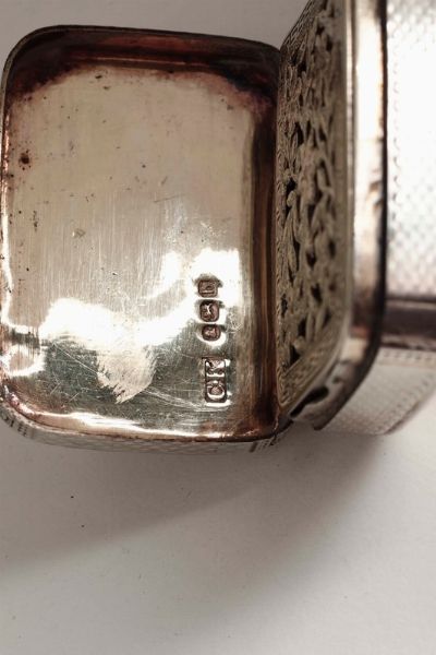 Tre vinaigrette in argento sbalzato, traforato e cesellato. Inghilterra XX secolo  - Asta Argenti da Collezione - Associazione Nazionale - Case d'Asta italiane