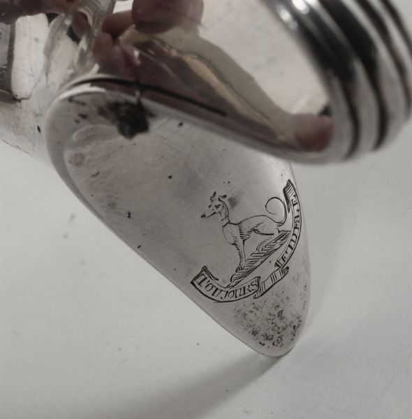 Oliera in argento fuso, sbalzato, cesellato e ampolle in cristallo molato. Londra 1790. Argentiere John Tweedie (?)  - Asta Argenti da Collezione - Associazione Nazionale - Case d'Asta italiane