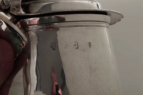 Raro tankard in argento fuso, sbalzato e cesellato, Londra 1708-1709, argentiere Alice Sheene  - Asta Argenti da Collezione - Associazione Nazionale - Case d'Asta italiane