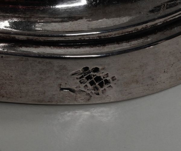 Coppia di candelieri in argento fuso e sbalzato. Probabilmente Augsburg, XVIII secolo  - Asta Argenti da Collezione - Associazione Nazionale - Case d'Asta italiane