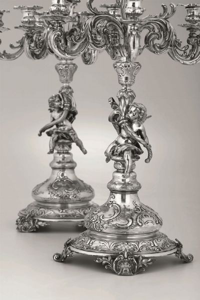 Coppia di grandi candelabri in argento fuso. Vienna, bolli di titolo in uso dal 1867 al 1922 e dell'argentiere VMS (non identificato)  - Asta Argenti da Collezione - Associazione Nazionale - Case d'Asta italiane