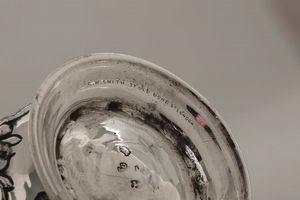 Brocca globulare in argento sbalzato e cesellato. Londra 1750, argentiere Thomas Cooke II & Richard Gurney  - Asta Argenti da Collezione - Associazione Nazionale - Case d'Asta italiane