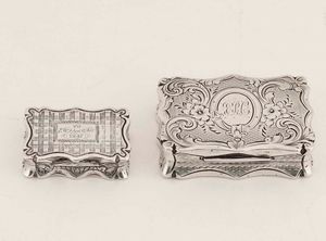Due vinaigrette in argento fuso, sbalzato, traforato e cesellato, Inghilterra XIX secolo, periodo Vittoriano  - Asta Argenti da Collezione - Associazione Nazionale - Case d'Asta italiane
