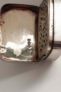 Tre vinaigrette in argento sbalzato, traforato e cesellato. Inghilterra XX secolo  - Asta Argenti da Collezione - Associazione Nazionale - Case d'Asta italiane