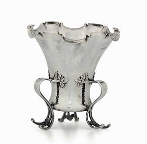 Vaso Art Nouveau con tre manici eseguito in argento sterling 925 da James Dixon and Sons Sheffield 1906  - Asta Argenti da Collezione - Associazione Nazionale - Case d'Asta italiane