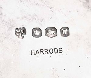 Coppia di salver circolari sagomati eseguiti in argento sterling 925 da J. C. Vander per Harrods. Sheffield 1964  - Asta Argenti da Collezione - Associazione Nazionale - Case d'Asta italiane