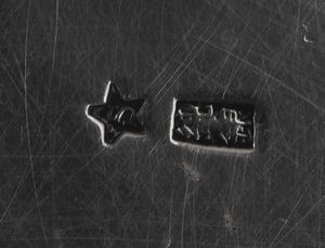 Tre teiere in argento fuso, martellato e cesellato. Argenteria artistica giapponese del XX secolo  - Asta Argenti da Collezione - Associazione Nazionale - Case d'Asta italiane