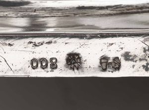 Coppia di lucerne in argento fuso e cesellato. Manifattura artistica italiana del XX secolo  - Asta Argenti da Collezione - Associazione Nazionale - Case d'Asta italiane