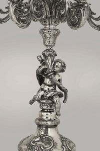 Coppia di grandi candelabri in argento fuso. Vienna, bolli di titolo in uso dal 1867 al 1922 e dell'argentiere VMS (non identificato)  - Asta Argenti da Collezione - Associazione Nazionale - Case d'Asta italiane