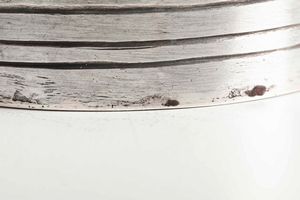 Scatola in argento fuso, sbalzato e cesellato, manifattura del XVIII secolo (apparentemente priva di punzonatura)  - Asta Argenti da Collezione - Associazione Nazionale - Case d'Asta italiane