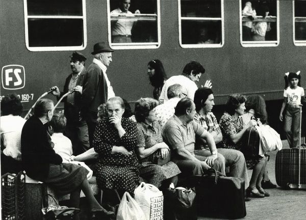 Aldo Bonasia : Viaggiatori in attesa dei treni durante uno sciopero dei ferrovieri  - Asta Fotografia: Under 1K - Associazione Nazionale - Case d'Asta italiane