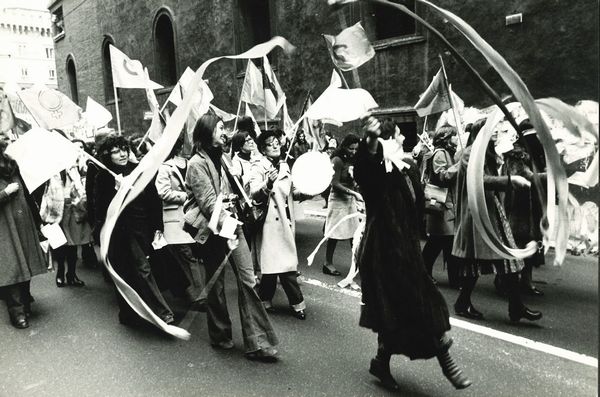 PAOLA AGOSTI : Femminismo  - Asta Fotografia: Under 1K - Associazione Nazionale - Case d'Asta italiane