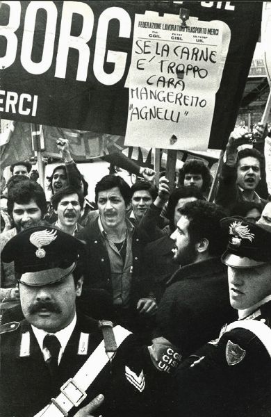 Dino Fracchia : Manifestazione, Milano  - Asta Fotografia: Under 1K - Associazione Nazionale - Case d'Asta italiane