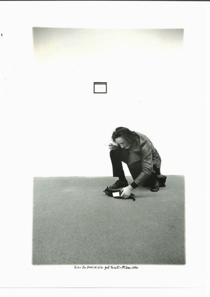 Enrico Cattaneo : Gino De Dominicis, Galleria Toselli, Milano  - Asta Fotografia: Under 1K - Associazione Nazionale - Case d'Asta italiane