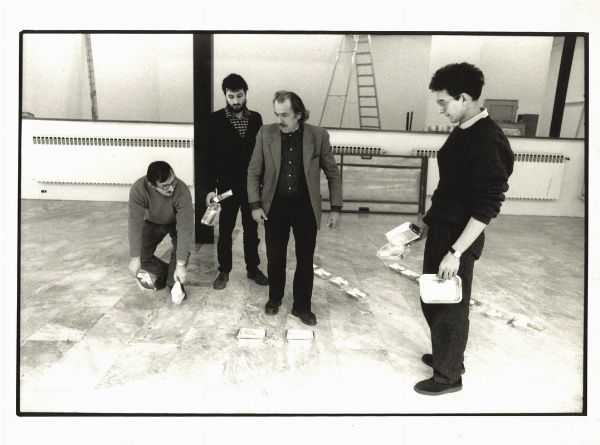 Armin Linke : Jannis Kounellis, Verso l'Arte Povera, PAC Milano  - Asta Fotografia: Under 1K - Associazione Nazionale - Case d'Asta italiane