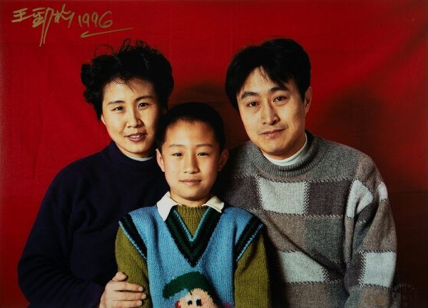 Jinsong Wang : Dalla serie "Standard Family"  - Asta Fotografia: Under 1K - Associazione Nazionale - Case d'Asta italiane