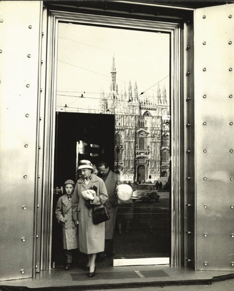 Mario de Biasi : Il Duomo in vetrina  - Asta Fotografia: Under 1K - Associazione Nazionale - Case d'Asta italiane