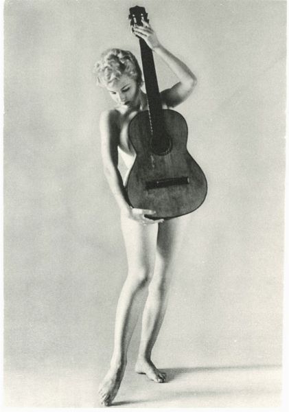 ALBERTO KORDA : Senza titolo (Donna con chitarra)  - Asta Fotografia: Under 1K - Associazione Nazionale - Case d'Asta italiane
