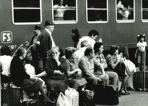 Aldo Bonasia - Viaggiatori in attesa dei treni durante uno sciopero dei ferrovieri