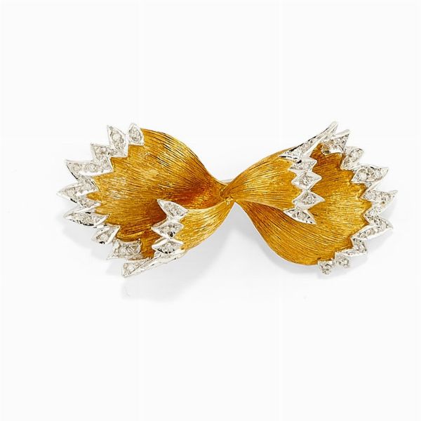Spilla in oro bicolore 18K e diamanti  - Asta Jewelry Week / Gioielli, Orologi, Argenti e Monete - Associazione Nazionale - Case d'Asta italiane
