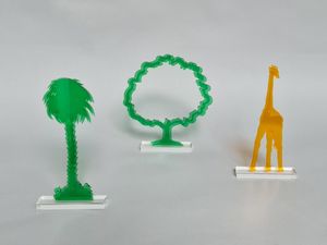 MAROTTA GINO (n. 1935) - Lotto composto da n.3 sculture. Giraffa, palme e albero.