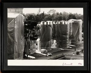 CHRISTO  (1935 - 2020) - Wrapped Roman Wall, Porta Pinciana, Roma .