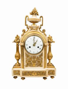 PENDOLA DA TAVOLO - Francia  epoca Luigi XVI  fine XVIII secolo  in marmo bianco e bronzi cesellati e dorati al mercurio  quadrante  [..]