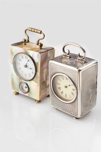 LOTTO DI DUE OROLOGI - Francia XIX secolo: il primo  orologio da viaggio con cassa in argento  H 62 mm; quadrante bianco virato con numeri  [..]