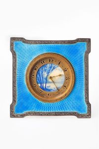 OROLOGIO DA TAVOLO - 90x90 mm Parte anteriore in argento inciso e smalto guillochè blu; quadrante decorato con paesaggio e numeri arabi  [..]