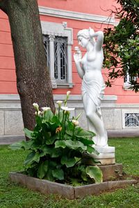 MANIFATTURA ITALIANA DEL XX SECOLO - Donna con rosa in marmo di Carrara.