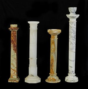 MANIFATTURA DEL XX SECOLO - Quattro colonne, tre in marmi diversi e una in alabastro, di diverse misure.