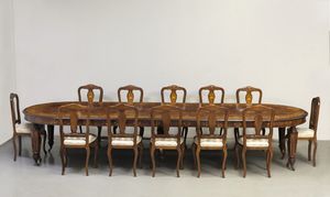 MANIFATTURA DEL XX SECOLO - Tavolo da riunione in stile Napoleone III, con 12 sedie con gambe mosse intarsiate e lostronate.