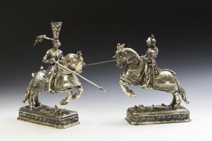 ARGENTIERE ITALIANO DEL XIX SECOLO - Coppia di cavalieri in argento cesellato con volti in agata e abbigliamento medievale.
