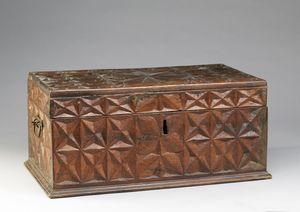 MANIFATTURA ITALIANA DEL XVII SECOLO - Cassetta in legno di noce intagliata a forme geometriche con ottagono centrale, con maniglie laterali in metallo.