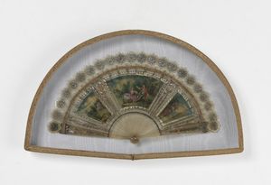 MANIFATTURA DEL XIX SECOLO - Ventaglio pieghevole in stile Revival neo-settecentesco raffigurante scena galante, pagine in carta dipinte a tempera.