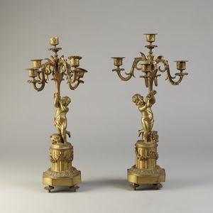 MANIFATTURA FRANCESE DEL XIX SECOLO - Coppia di candelabri in bronzo cesellato dorato, a cinque fiamme, a rappresentare animali fantastici.