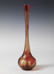 CRISTALLERIE D'EMILE GALL - Prezioso soliflore con base a bulbo a doppio strato, intercalato con filigrana, decoro di bacche e foglie nei toni del rosso carminio su fondo ambrato.