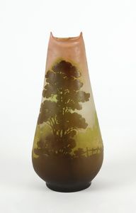 GALLE' - Vaso troncoconico in vetro doppio con collo pinzato, decoro di paesaggio lacustre nei toni del verde finemente inciso ad acido su fondo neutro-rosato.