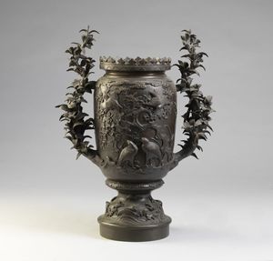 ARTE GIAPPONESE DEL XIX SECOLO - Vaso in bronzo decori in rilievo a motivi fogliacei e volatili, anse finemente cesellate  a fiori.