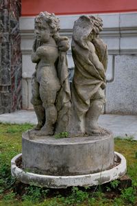 MANIFATTURA ITALIANA DEL XX SECOLO - Fontana in pietra di Vicenza raffigurante due putti.