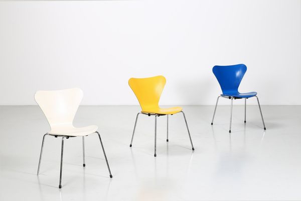 JACOBSEN ARNE (1902 - 1971) : Tre sedie modello 3107, produzione Fritz Hansen, disegno del 1955. (3)  - Asta ASTA 295 - DESIGN (Banditore Virtuale) - Associazione Nazionale - Case d'Asta italiane