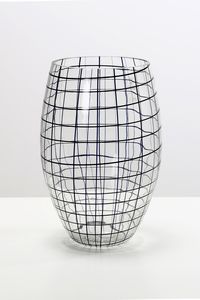 FRATELLI TOSO - Vaso in cristallo decorato con filamenti in vetro nero incrociato. Fine anni 70.