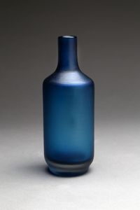 VENINI - Bottiglia in vetro sommerso color zaffiro, superficie incisa alla mola. Modello del 1956/57.