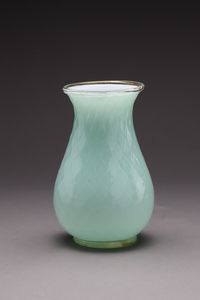 SEGUSO ARCHIMEDE (1909 - 1999) - Vaso in vetro azzurrino incamiciato e decorato a griglia. Base e bocca in vetro trasparente spruzzato oro. Fine anni 50.