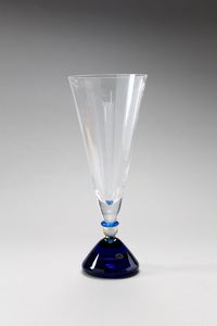 VETRERIA CENEDESE - Vaso troncoconico in vetro trasparente, base in vetro blu. Produzione ventesimo secolo.